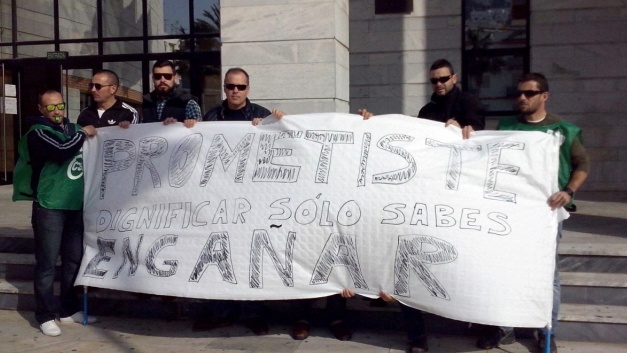 Manifestantes en la puerta del Ayuntamiento de Salobreña.